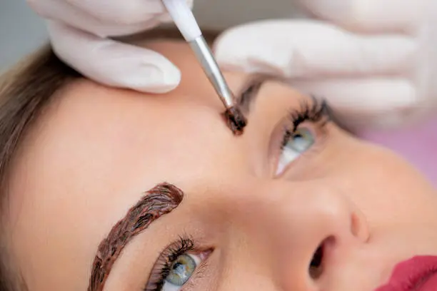 Epilation au fil sourcils et teinture de sourcils